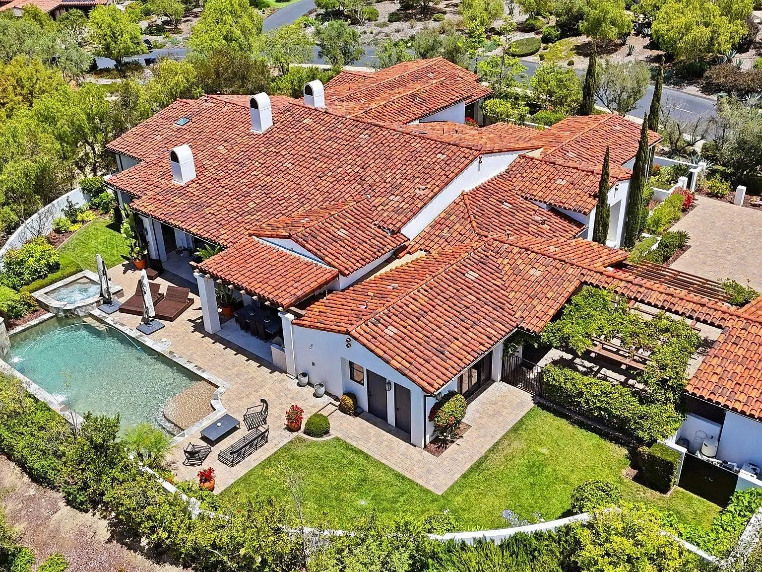 4 bed, 5.5 bath, 5436 sqft, $28,000 — Photo 2