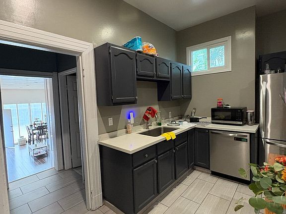 4th image of 1212 W 37th Pl Room A