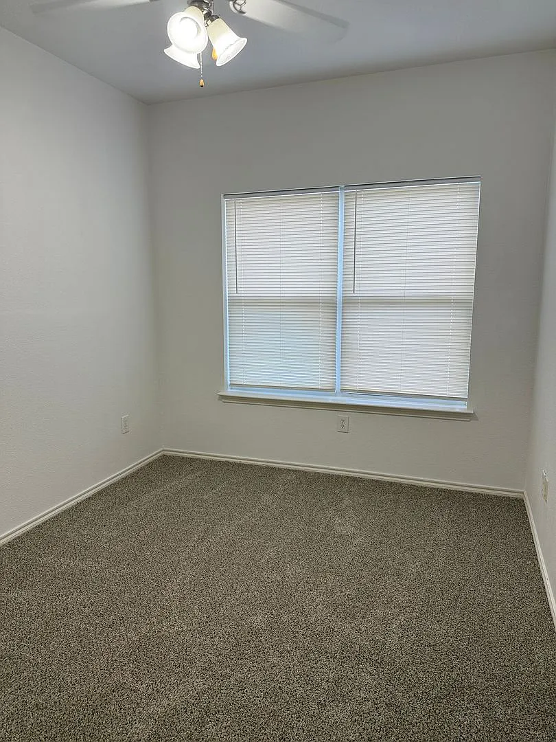 2802 Pasadena — Photo 4