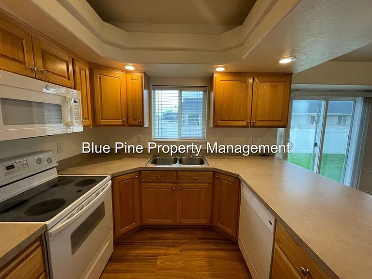 1156 Matchpoint Dr — Photo 8