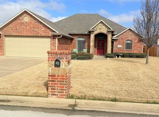 312 W McAfee Dr, Mabank, TX 75147