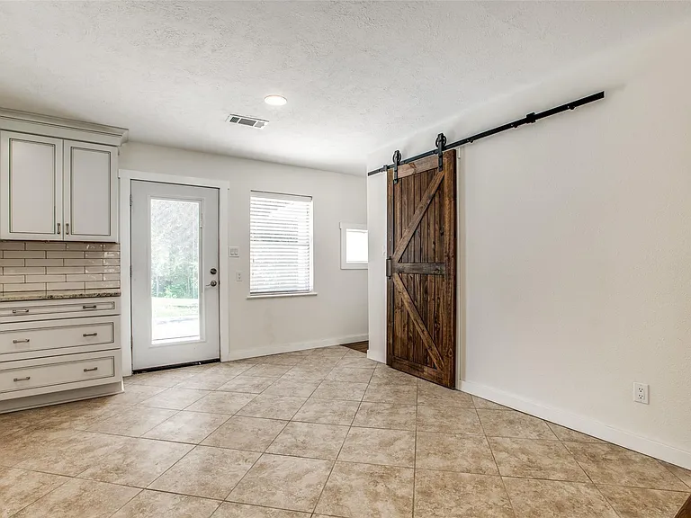 235 Live Oak St — Photo 11