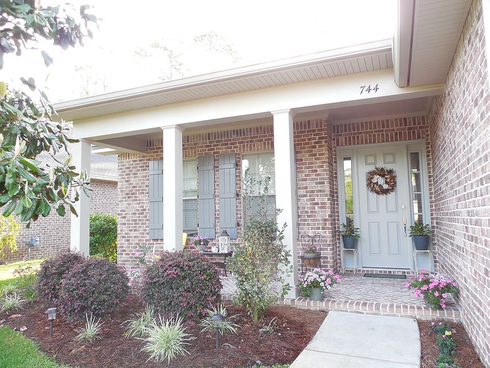 1st image of 744 Woods Dr