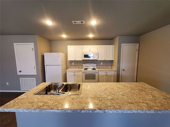 3rd image of 226 & 228 E Anabranch Ct