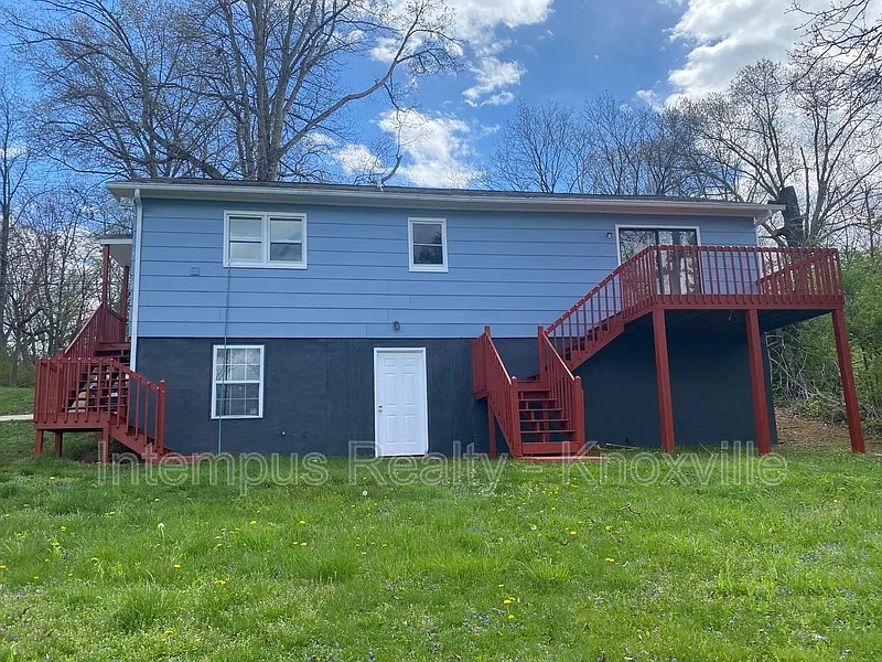 3 bed, 2.0 bath, 1044 sqft, $1,700 — Photo 3