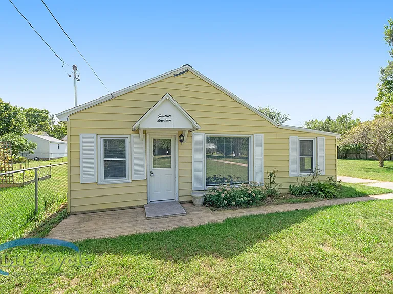1314 Beechwood St NE — Photo 2