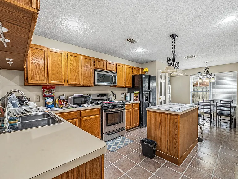 9915 Villa Verde Dr — Photo 8