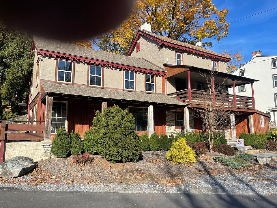 This townhouse is on the right side, looking a picture