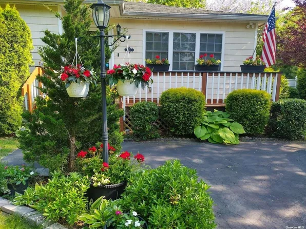 36 Eleanor Avenue, Mastic, NY 11950