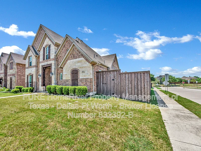 5 bed, 4.0 bath, 3367 sqft, $3,900 — Photo 2