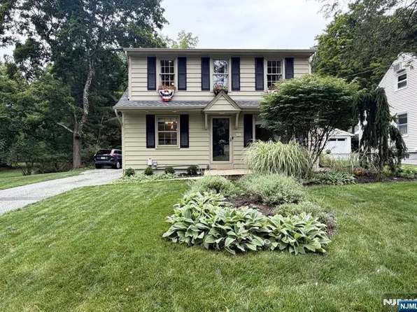 837 Circle Ave, Franklin Lakes, NJ 07417