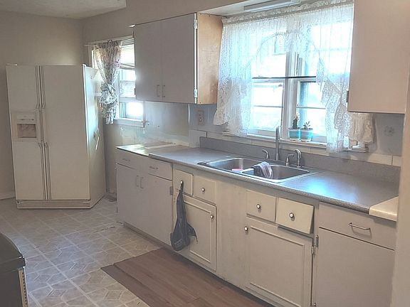 3rd image of 913 Woodlawn Dr