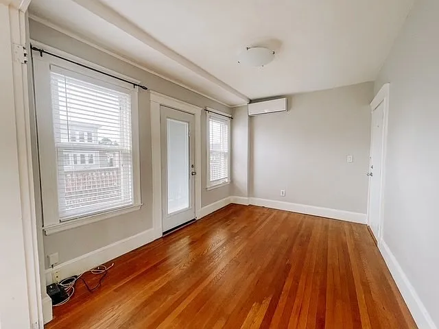 2 bed, 1.0 bath, 750 sqft, $2,400 — Photo 3