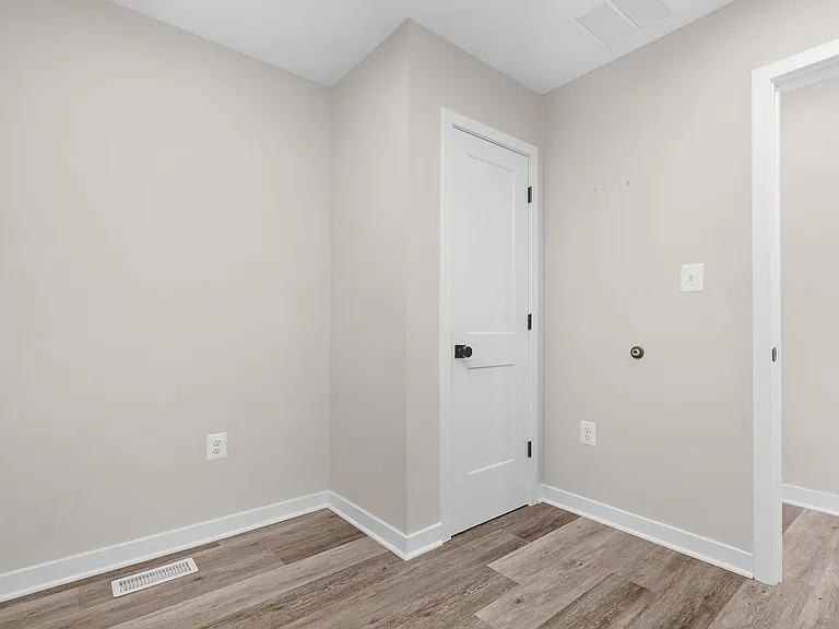 517 E 27th St — Photo 16