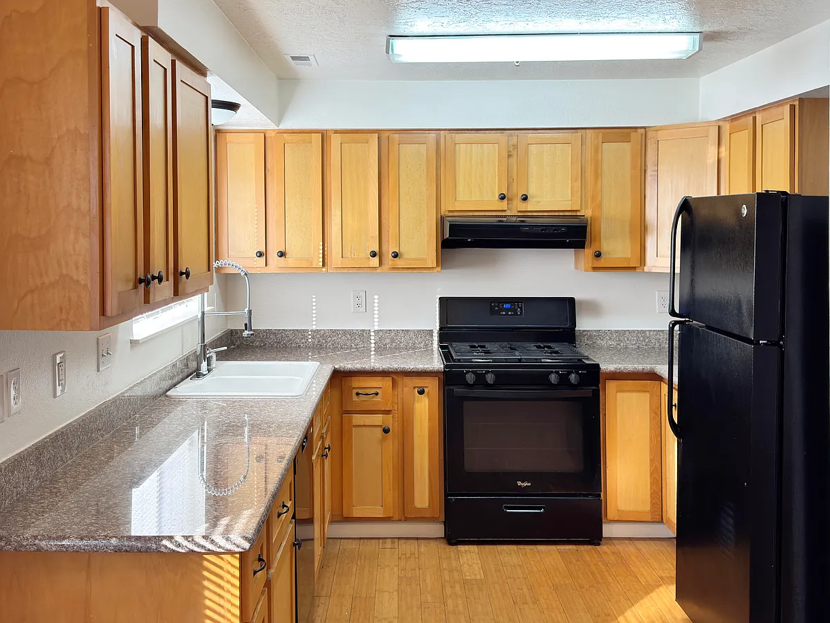 Building Photo - 296 Mather St #4