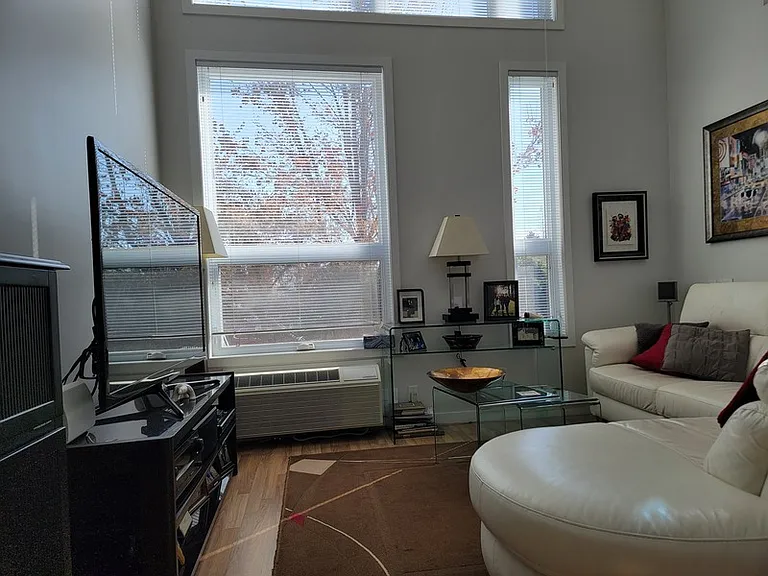 1550 Dickson Ave #6 — Photo 2