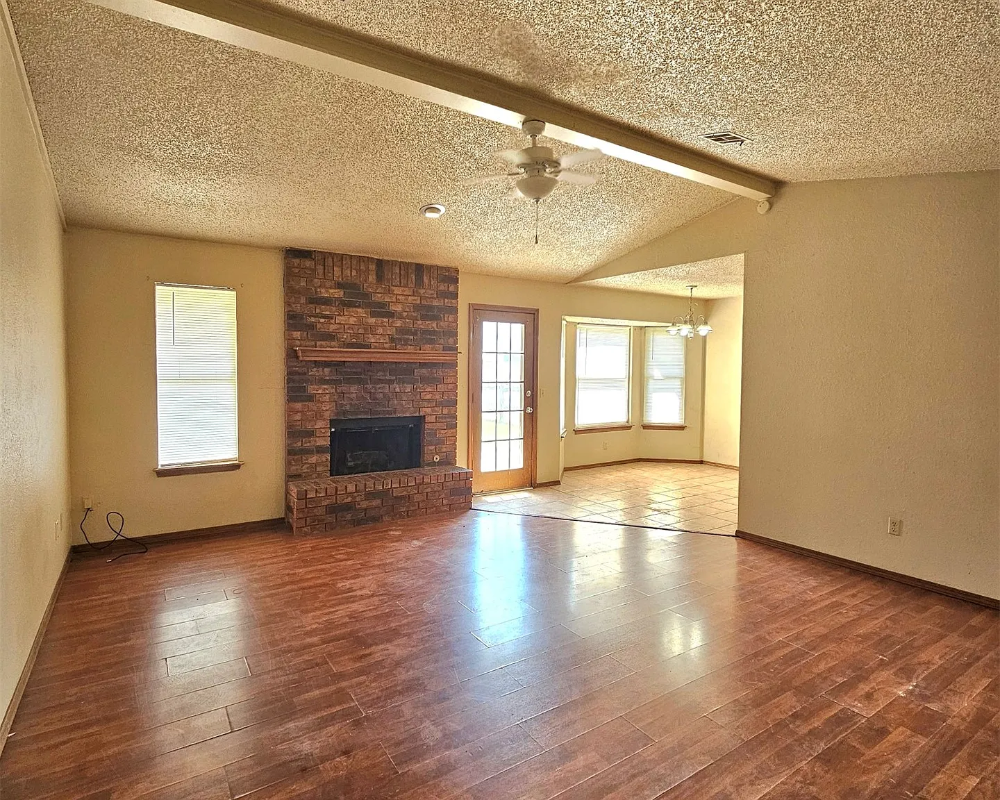 3 bed, 2.0 bath, 1290 sqft, $1,395 — Photo 3