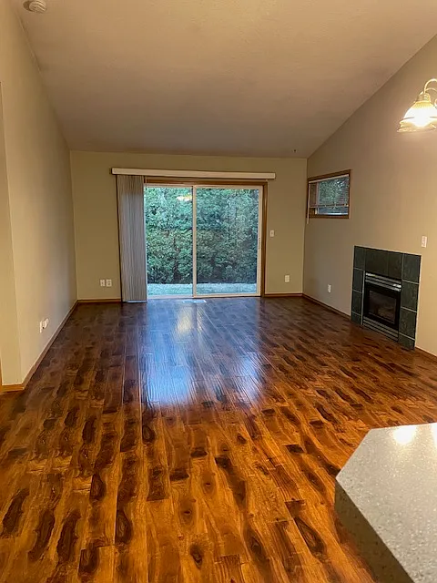 2 bed, 1100 sqft, $2,100 — Photo 3