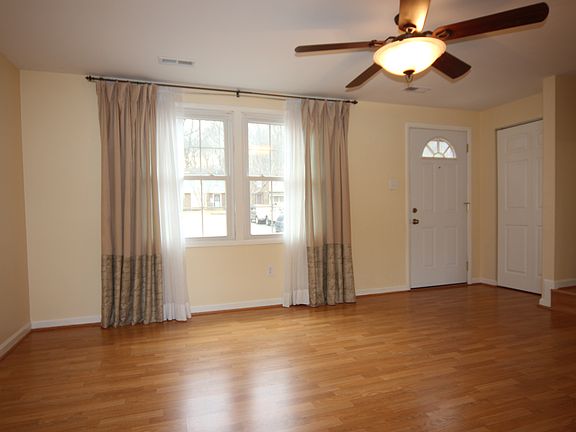 Living room w/Laminate Floor