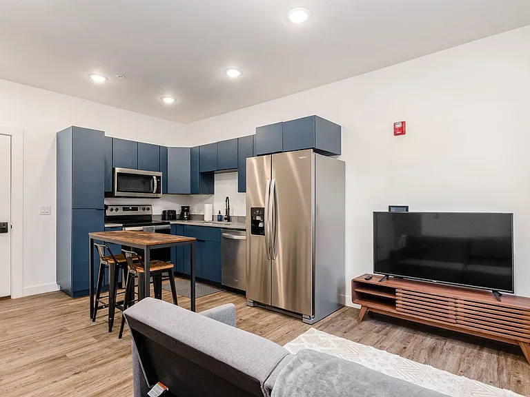 595 E Broad St — Photo 4