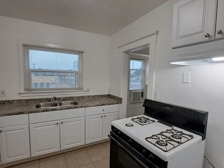 2510-2520 E. Washington Ave — Photo 9