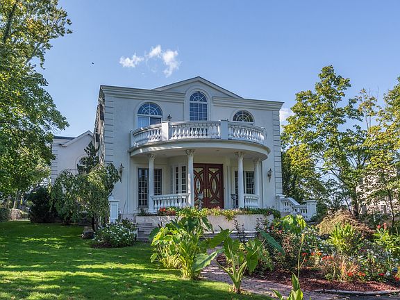 3rd image of 8 Hewlett Ln