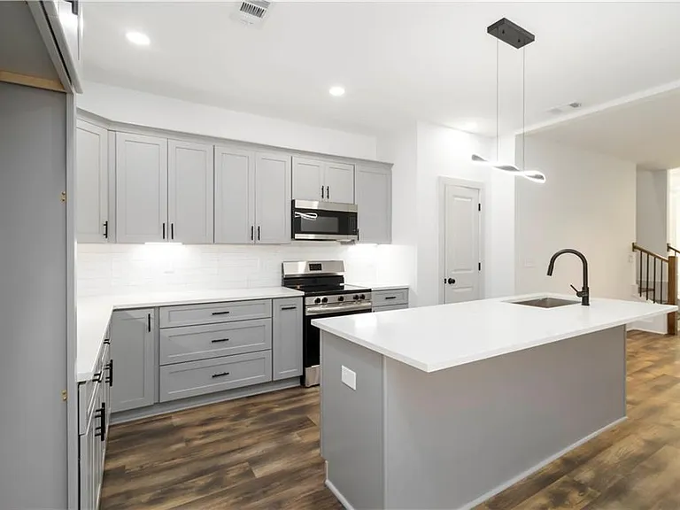 2884 Thompson Cir — Photo 12