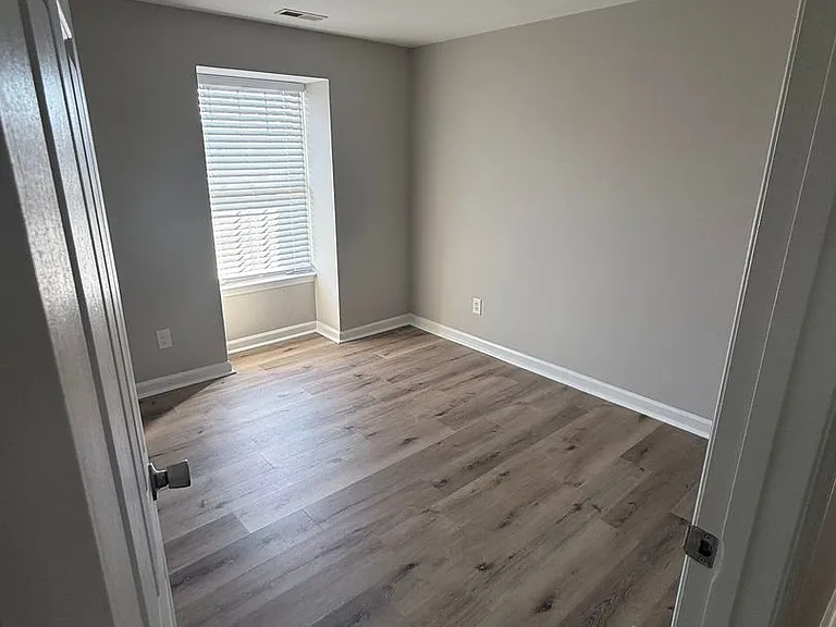 1604 Arlyn Cir #J — Photo 16