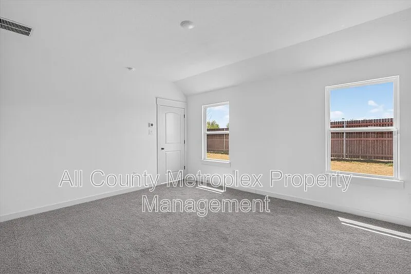 4 bed, 2.0 bath, 2024 sqft, $2,200 — Photo 4