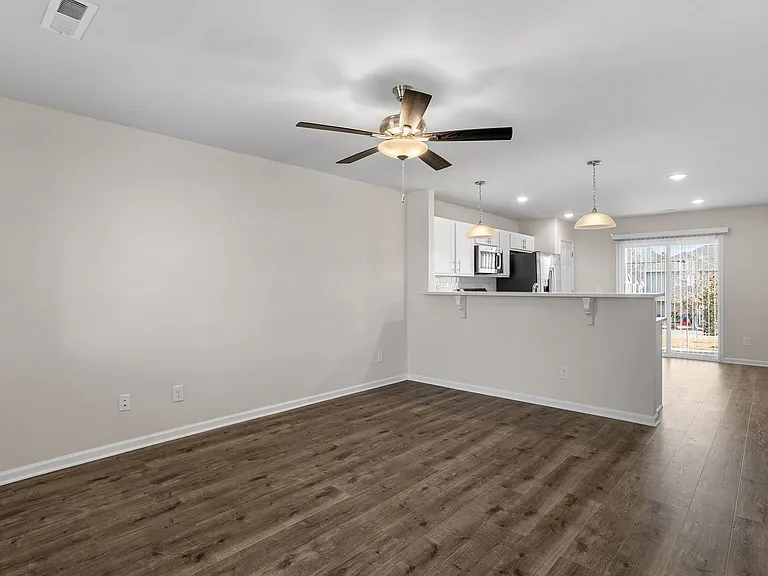 1041 Peony Ln — Photo 2