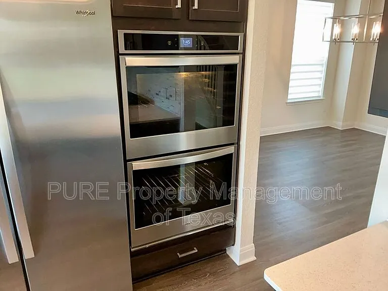 1008 Brenham Ln — Photo 12