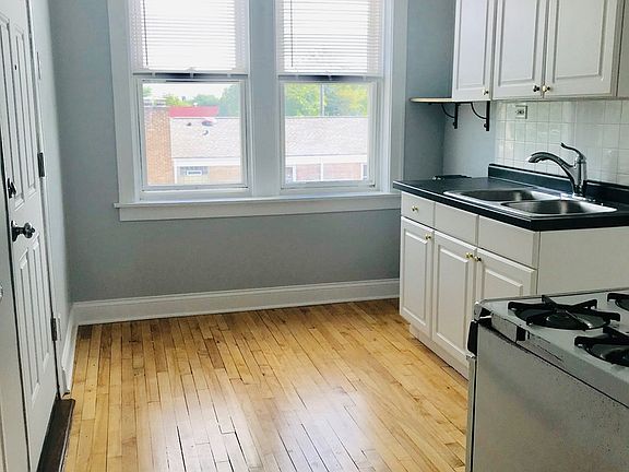 4th image of 5852 W Higgins Ave Side 3A