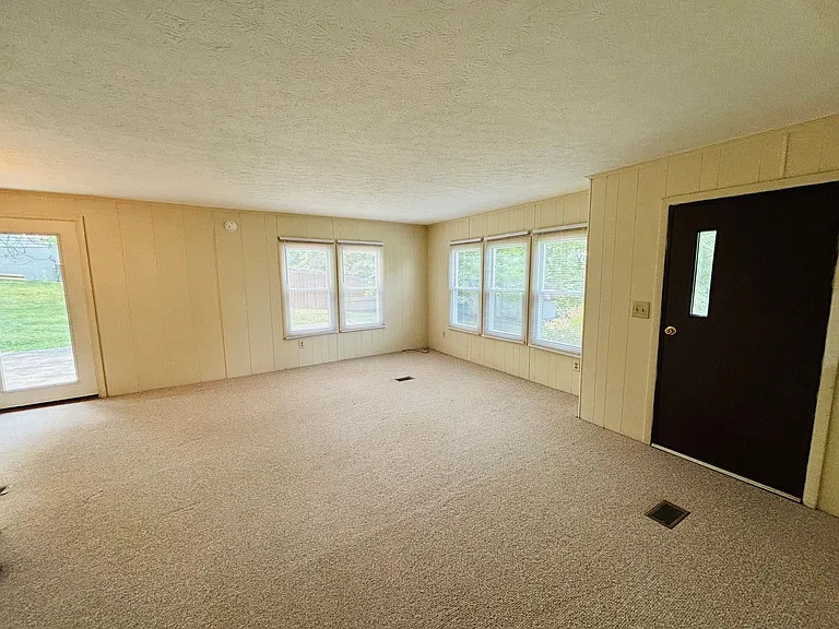 465 Underwood St — Photo 12