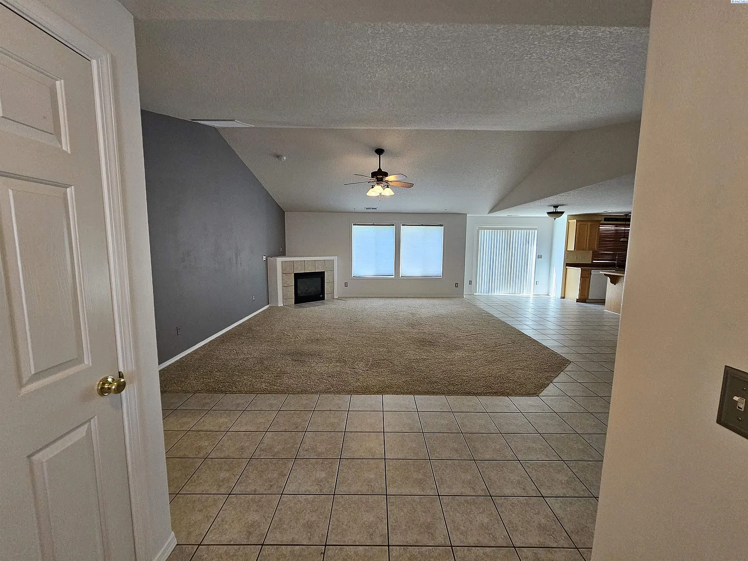 4 bed, 2.0 bath, 1941 sqft, $2,595 — Photo 2