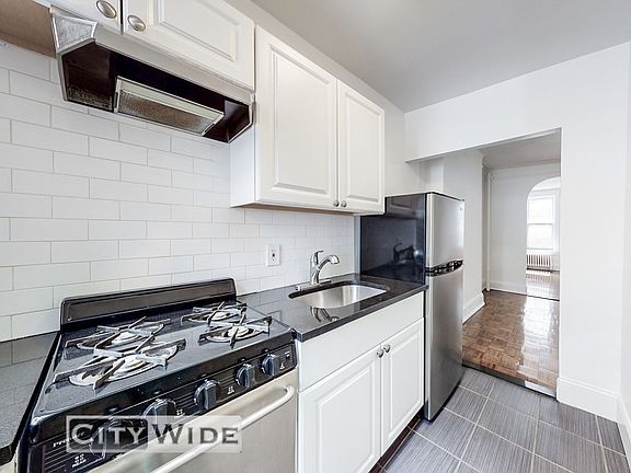 3rd image of 224 E 70th St #17
