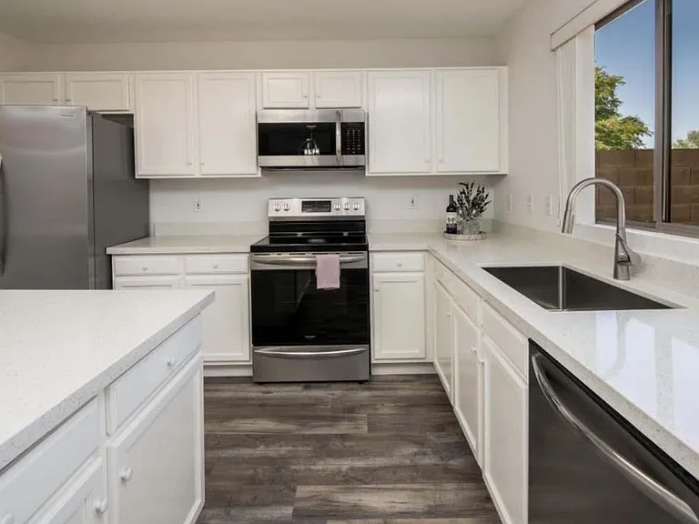 4008 E Melinda Ln — Photo 5