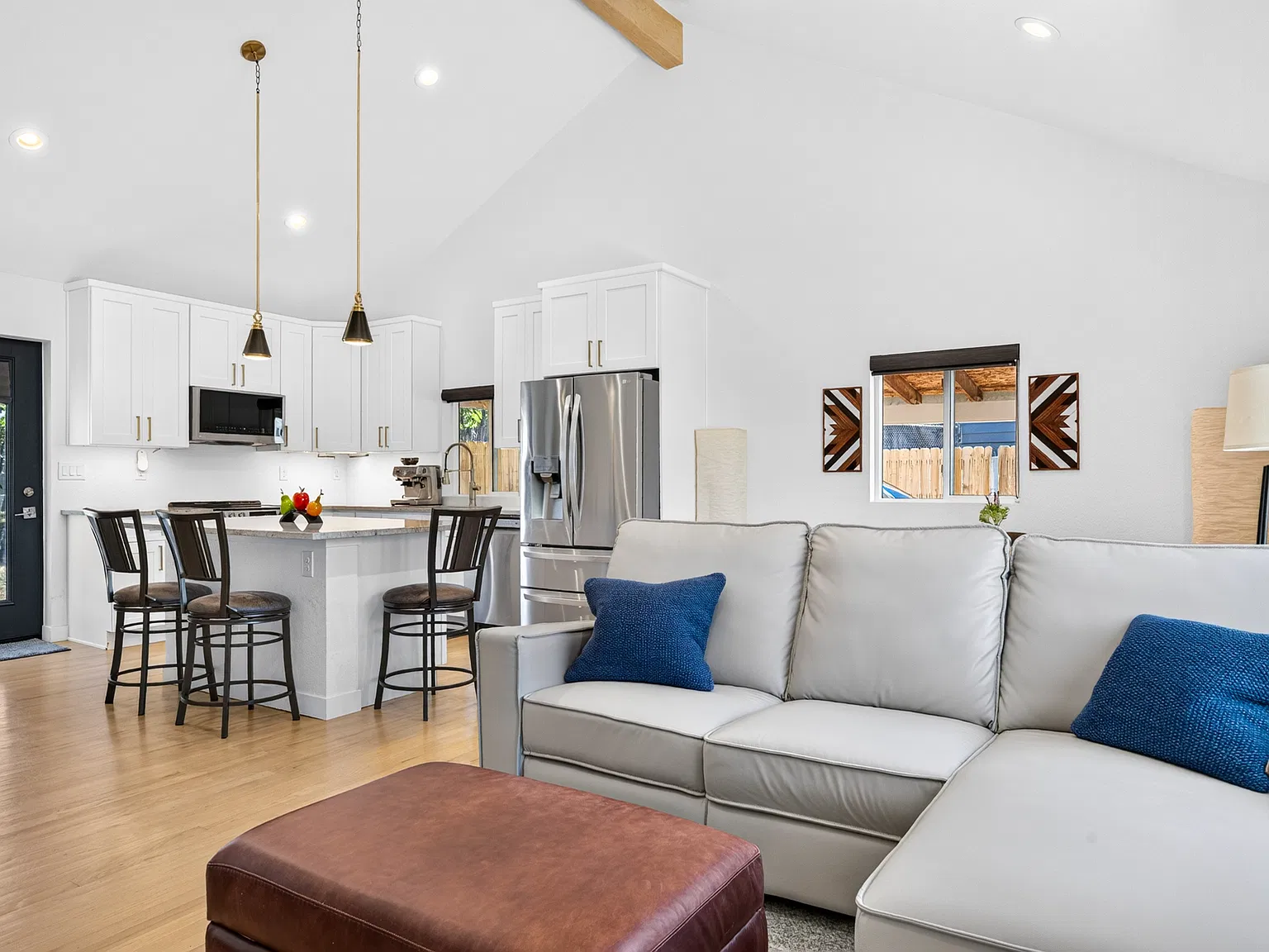 2 bed, 874 sqft, $2,590 — Photo 2