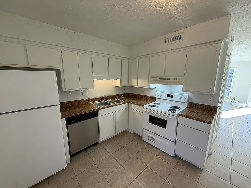 2 bed, 1.5 bath, 1100 sqft, $1,675 — Photo 3