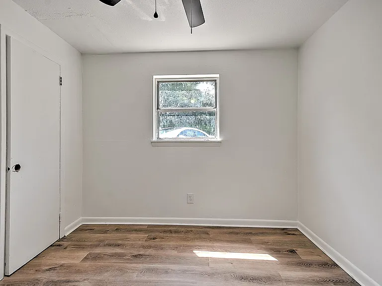 716 W G St — Photo 15