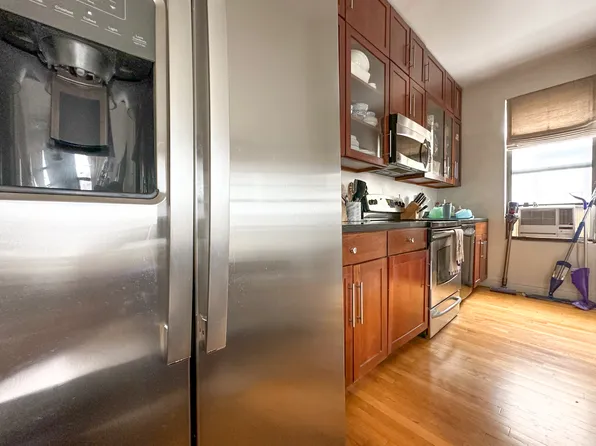 261 West 21st Street image 1 of 10