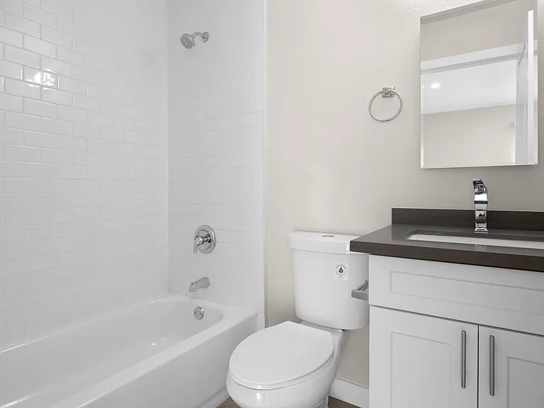 Sunset Cliffs Apartments — Photo 18
