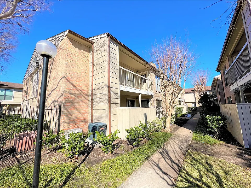 2120 Wilcrest Dr #121