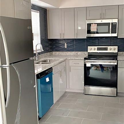 3rd image of 303 N De Leon Ave