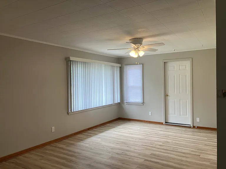 508 E Buckner St — Photo 5
