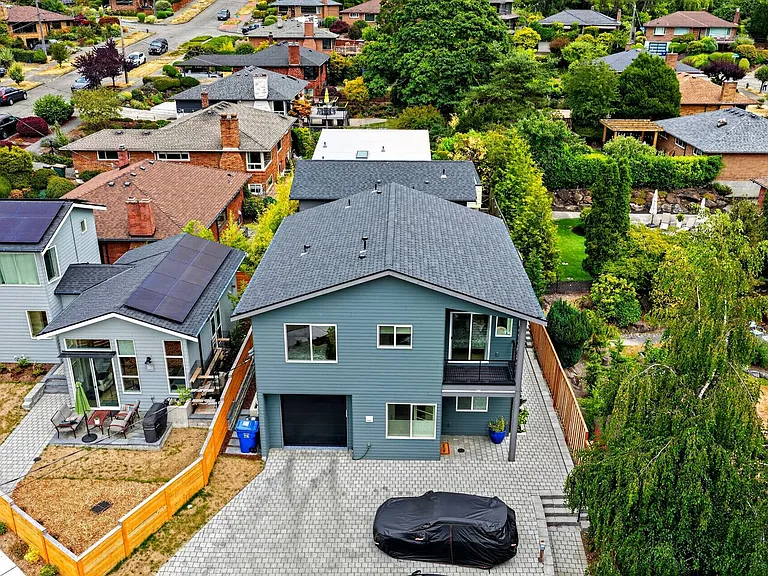 8810 41st Ave SW — Photo 2