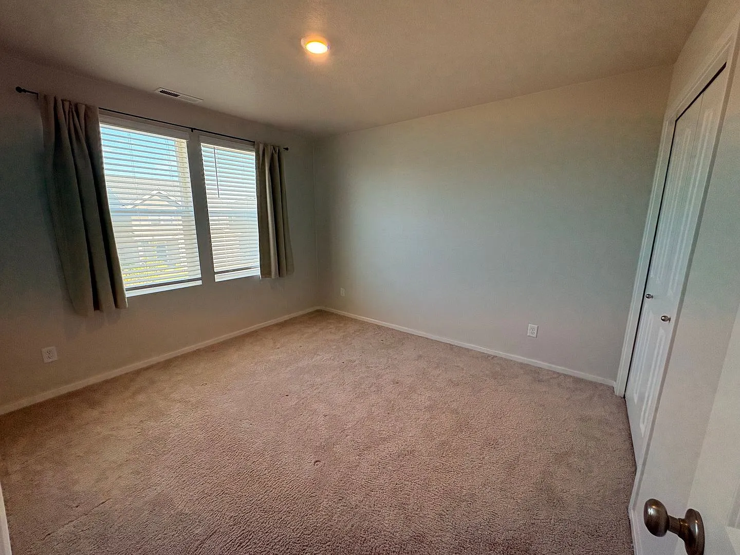 Gorgeous 3 bedroom 3 bathroom now available — Photo 4