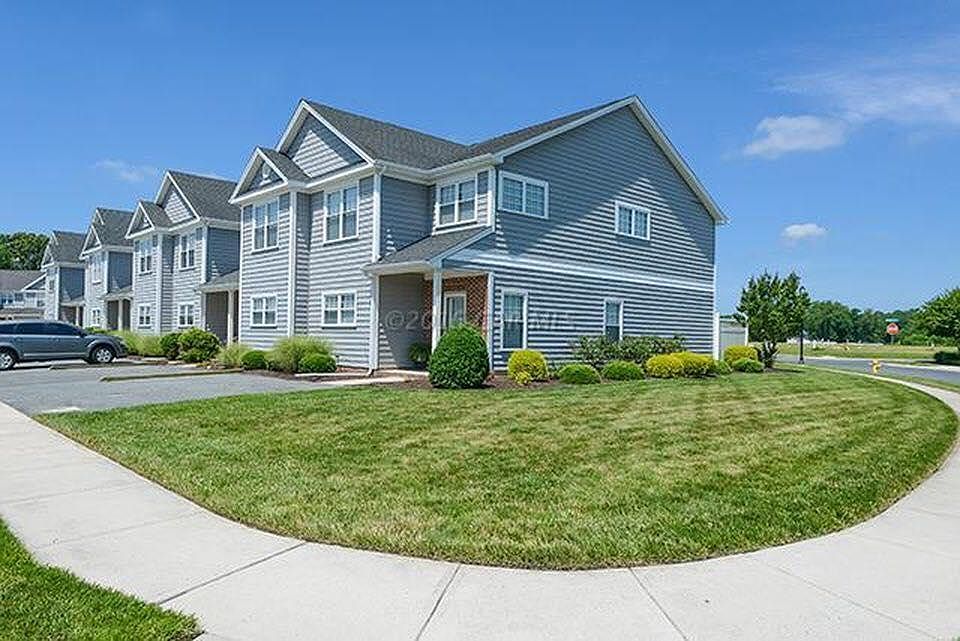 Desirable end unit, spacious side and back yard.