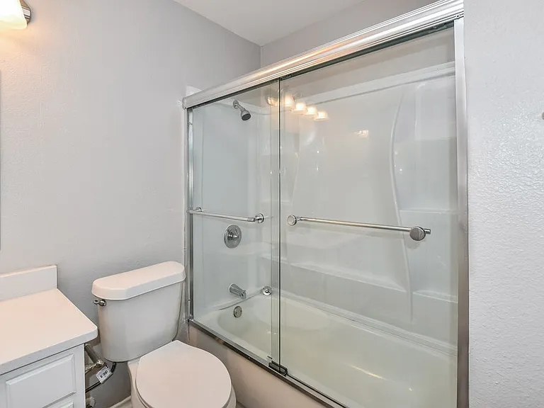 717 Rockett Ln — Photo 13