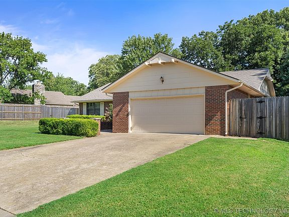 2nd image of 4908 SE Barlow Dr