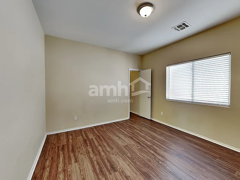 13240 W Watson Ln — Photo 15